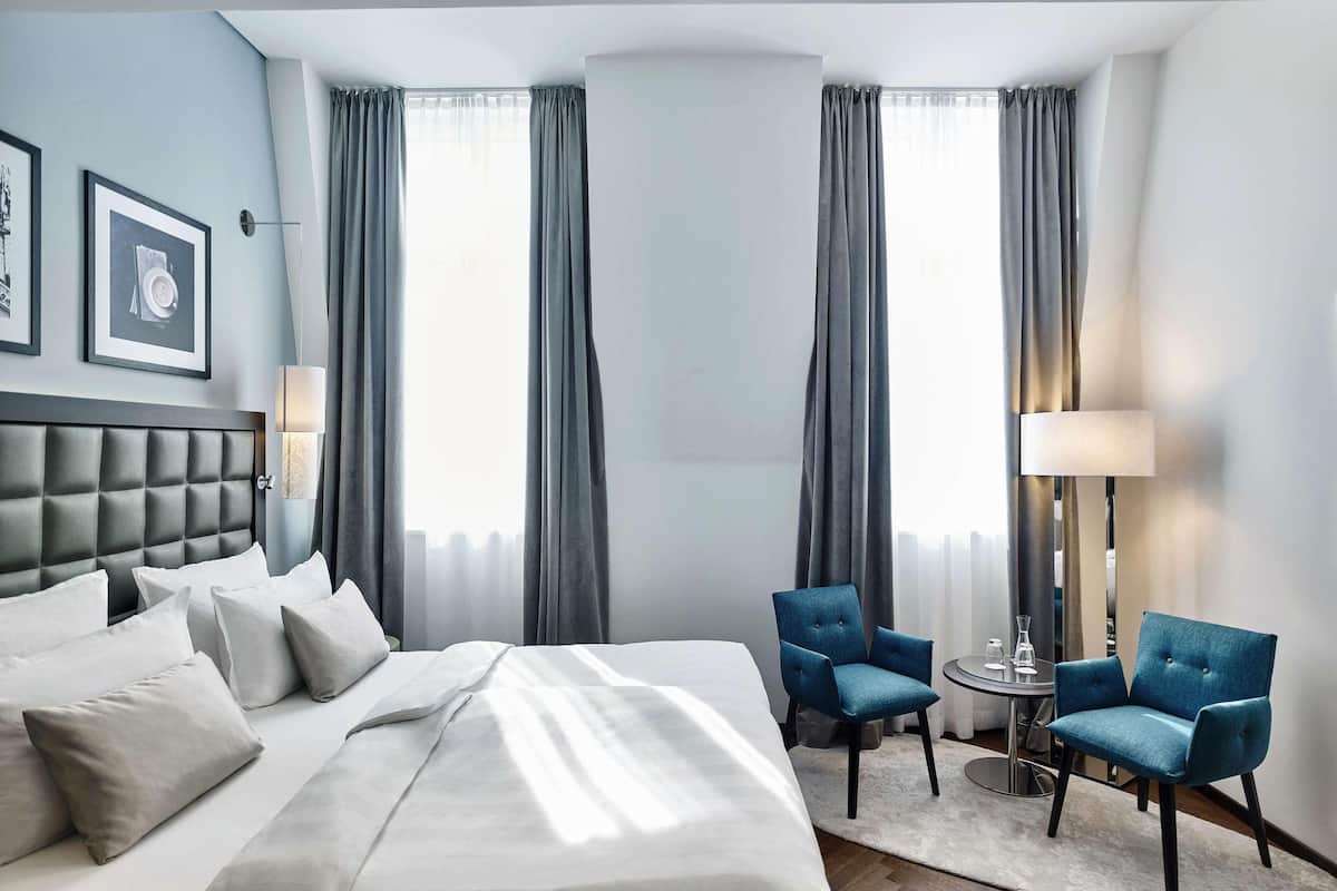 Hypo-allergenic bedding, in-room safe, iron/ironing board, free WiFi