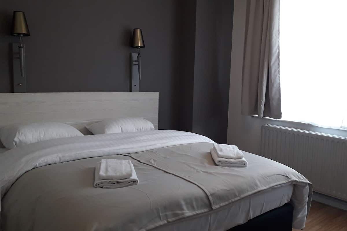 Quarto casal luxo | Cofres nos quartos, escrivaninha, quartos à prova de som