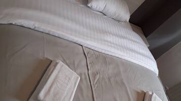 Standard Single Room | In-room safe, desk, soundproofing, iron/ironing board