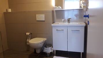 Deluxe Double Room | Bathroom | Hair dryer