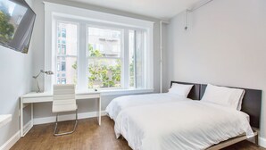 Escritorio, wifi gratis, ropa de cama