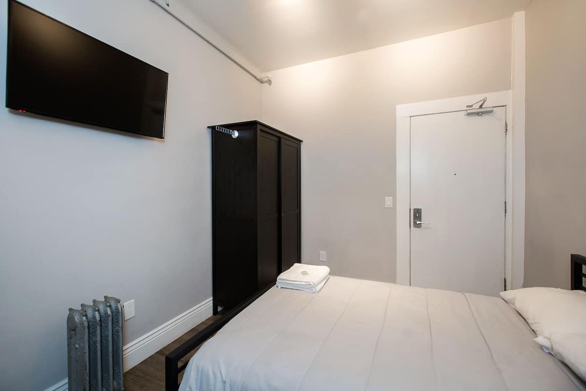 Een bureau, gratis wifi, beddengoed