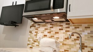 Habitación estándar, baño compartido | Cocina básica privada | Frigorífico y microondas