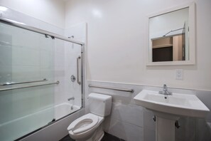 Standardzimmer, Gemeinschaftsbad | Badezimmer | Duschwanne, Handtücher