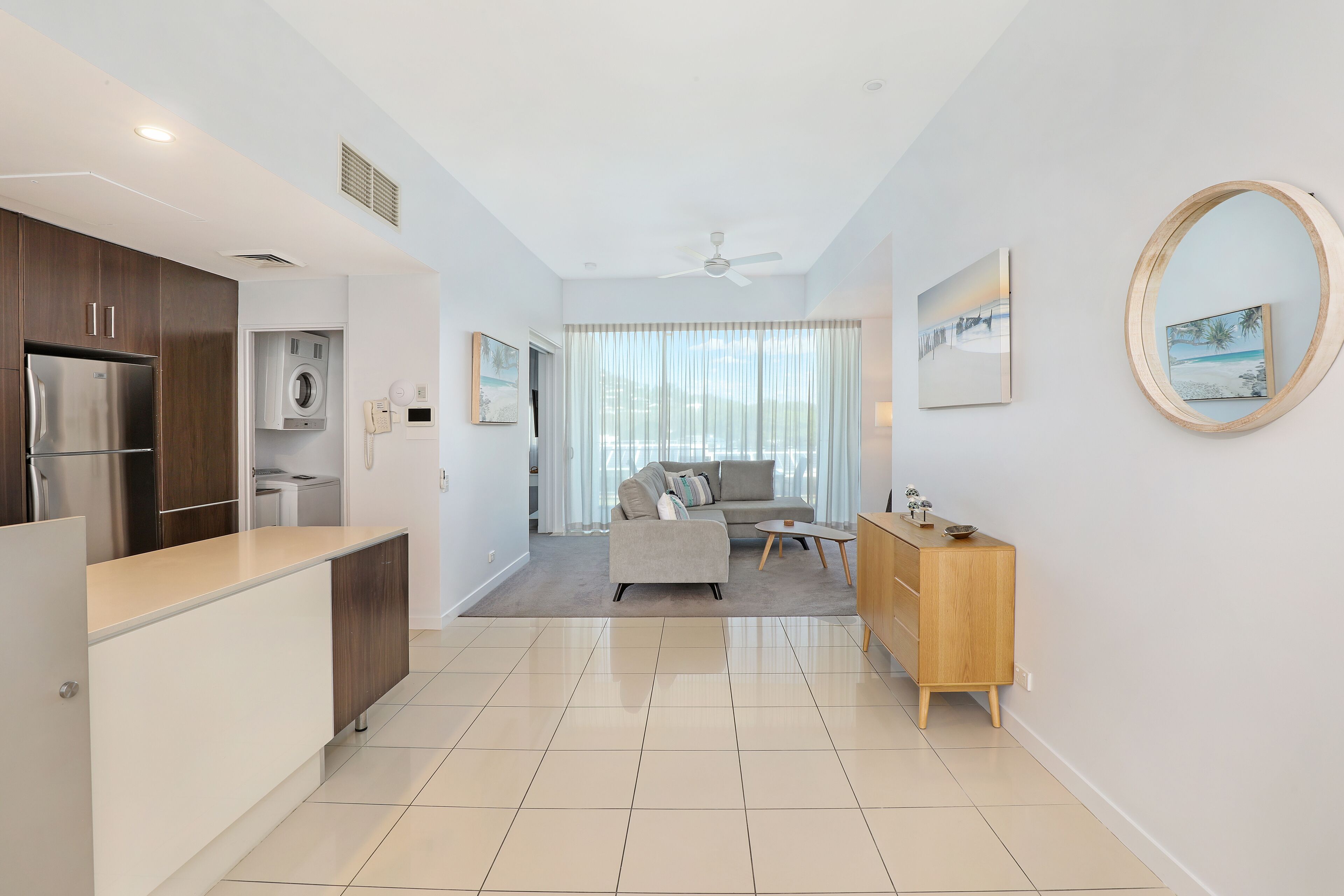 Un appartamento moderno con cucina, zona living e sala da pranzo.