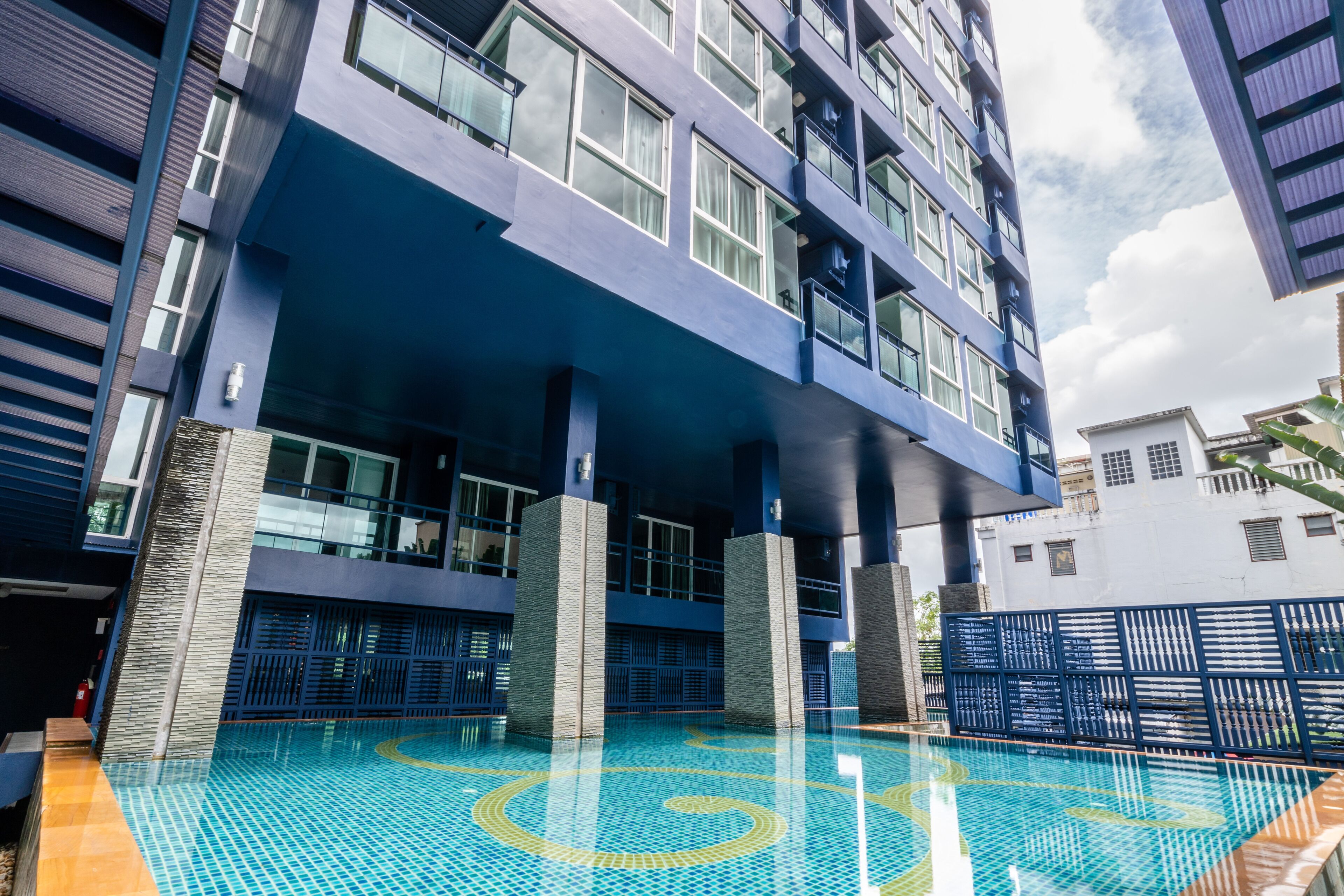 室内游泳池，室外游泳池