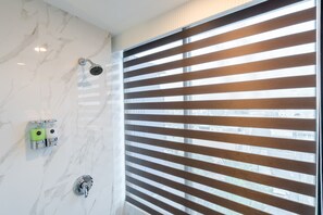 Deluxe suite | Luxe beddengoed, een kluis op de kamer, individueel gedecoreerd