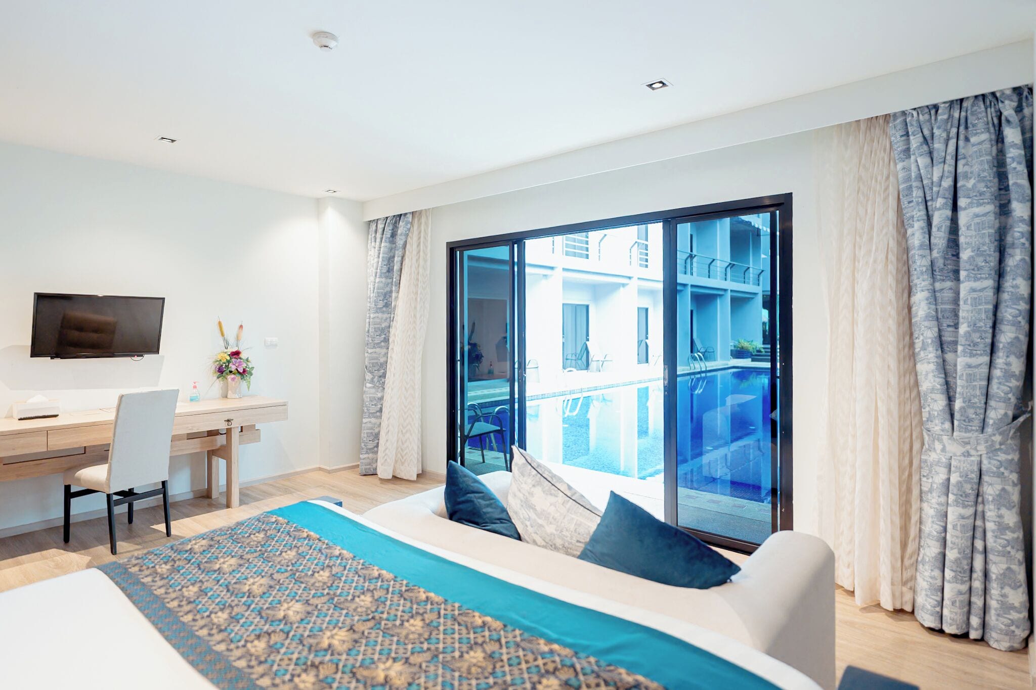 Boutique Deluxe Pool Access +Free Coworking Space
