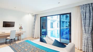 Boutique Deluxe Pool Access +Free Coworking Space | SÀngtillbehör av högsta kvalitet och vÀrdeförvaringsskÄp pÄ rummet