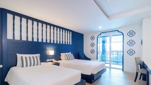 Una habitación de hotel moderna con dos camas, un ventanal grande y un balcón.