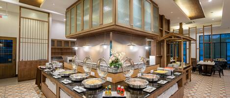 Petit déjeuner buffet (150 THB par personne)