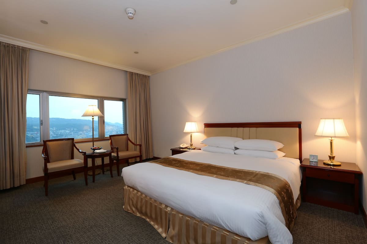 1 bedroom, premium bedding, minibar, in-room safe