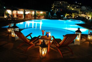 Piscine extérieure, parasols de plage, chaises longues
