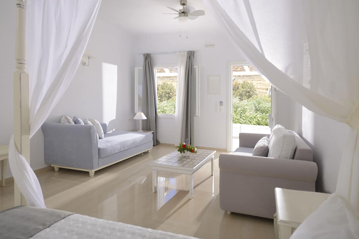 minibar, in-room safe, free wifi, bed sheets