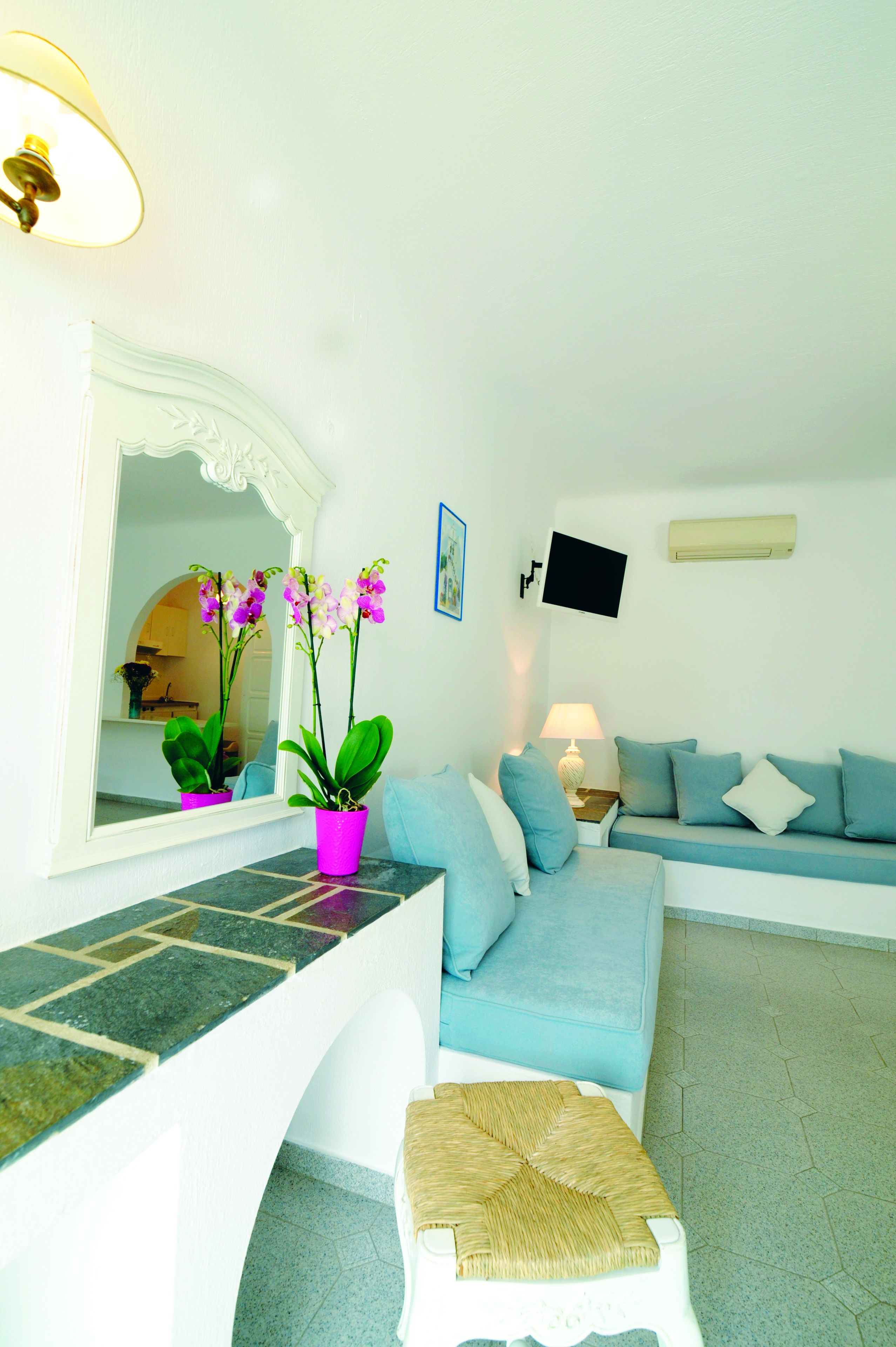 junior suite, pool view | living area | flat-screen tv
