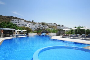 Piscine extérieure, parasols de plage, chaises longues