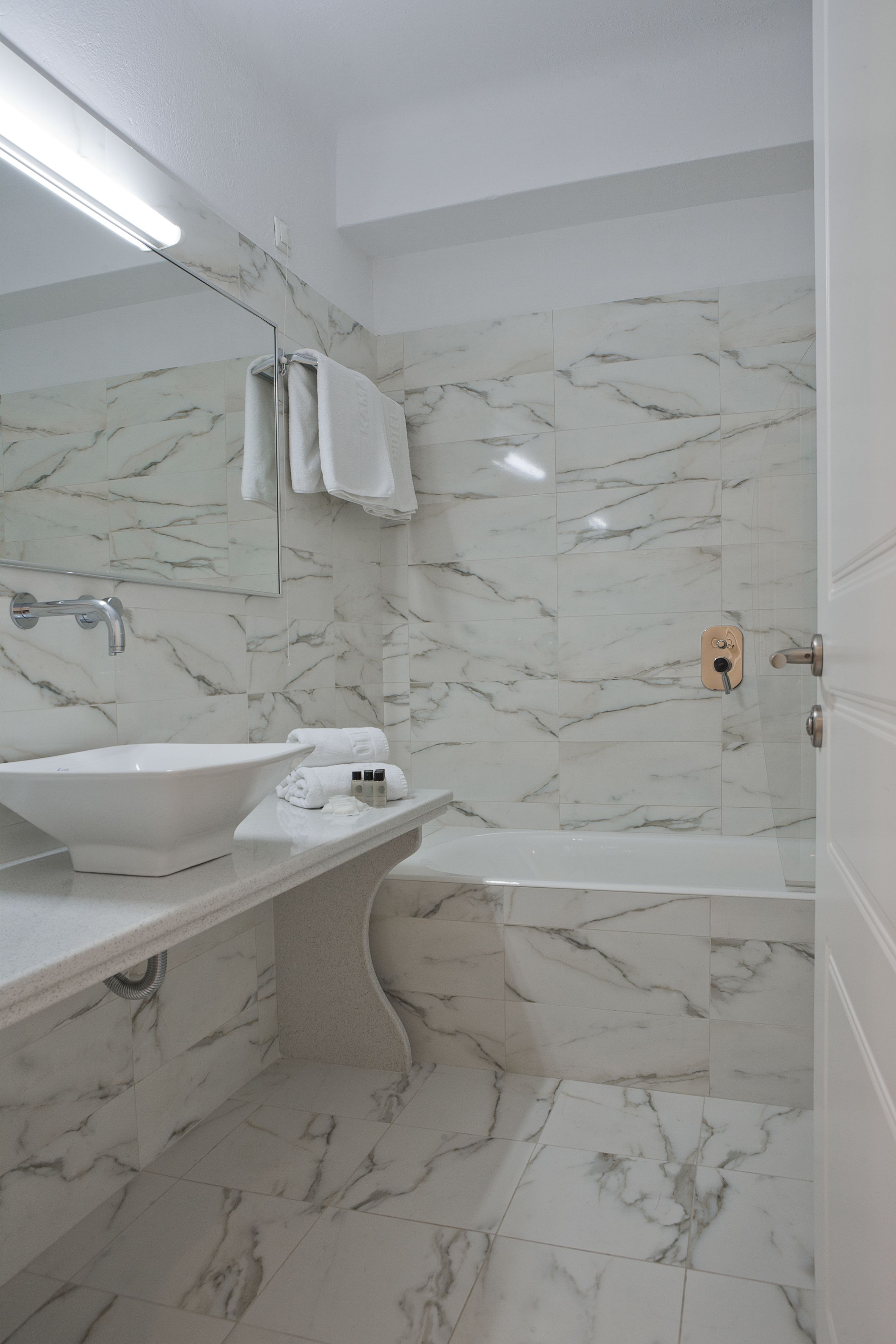 superior room | bathroom | free toiletries, hair dryer, towels