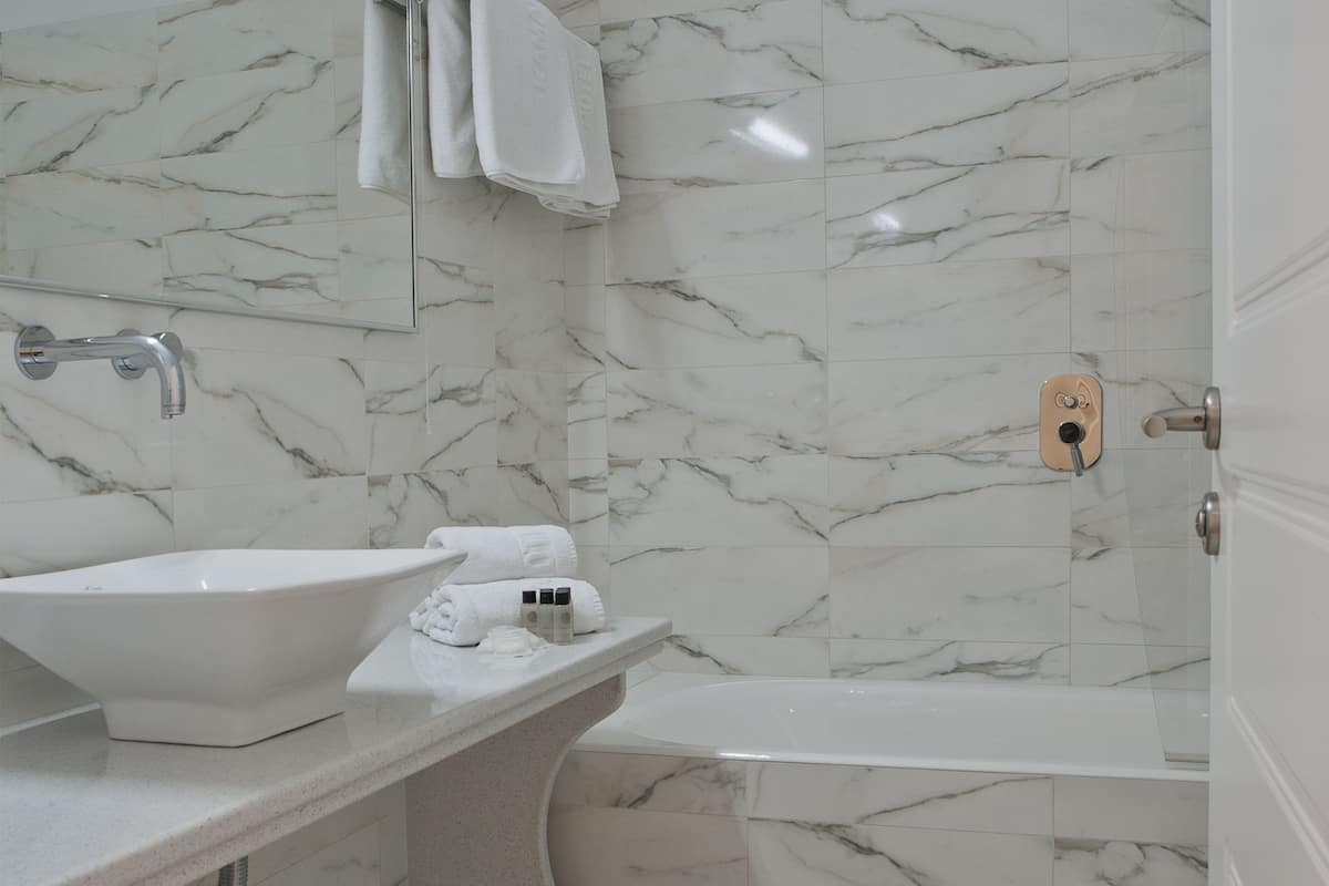 superior room | bathroom | free toiletries, hair dryer, towels