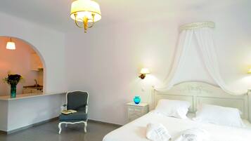 Una camera d'albergo con un letto, una sedia, un comodino, una lampada e uno specchio.