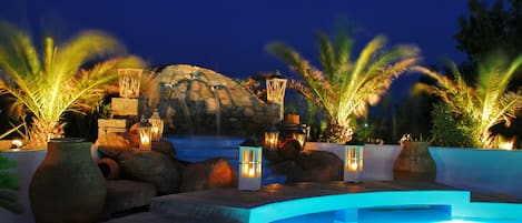 Piscine extérieure, parasols de plage, chaises longues