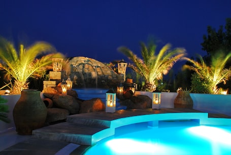 Piscina all'aperto, ombrelloni da piscina, lettini. Kamari Hotel
