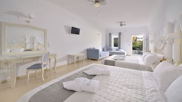 Minibar, odada kasa, ücretsiz kablosuz İnternet, çarşaf takımı