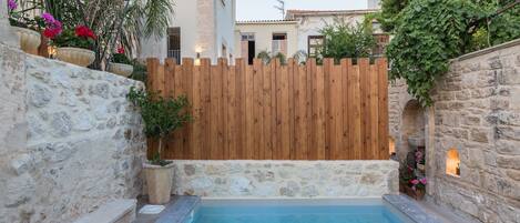 2 piscines extérieures, chaises longues