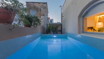 2 outdoor pools, sun loungers