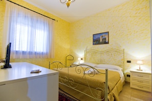 Double or Twin Room | Minibar, in-room safe, desk, soundproofing