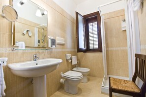 Economy Double Room | Bathroom | Shower, free toiletries, slippers, towels - Hotel History (Valderice)