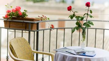 Driepersoonskamer | Een minibar, een kluis op de kamer, een bureau, geluiddichte muren