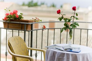 三人房 | 迷你吧、客房內保險箱、書桌、隔音