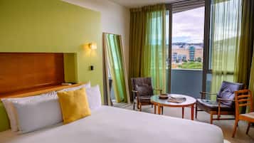 Superior kamer, 1 kingsize bed, niet-roken | Hypoallergeen beddengoed, een minibar, een kluis op de kamer, een bureau