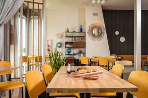 Se sirven desayunos, almuerzos y cenas; cocina española