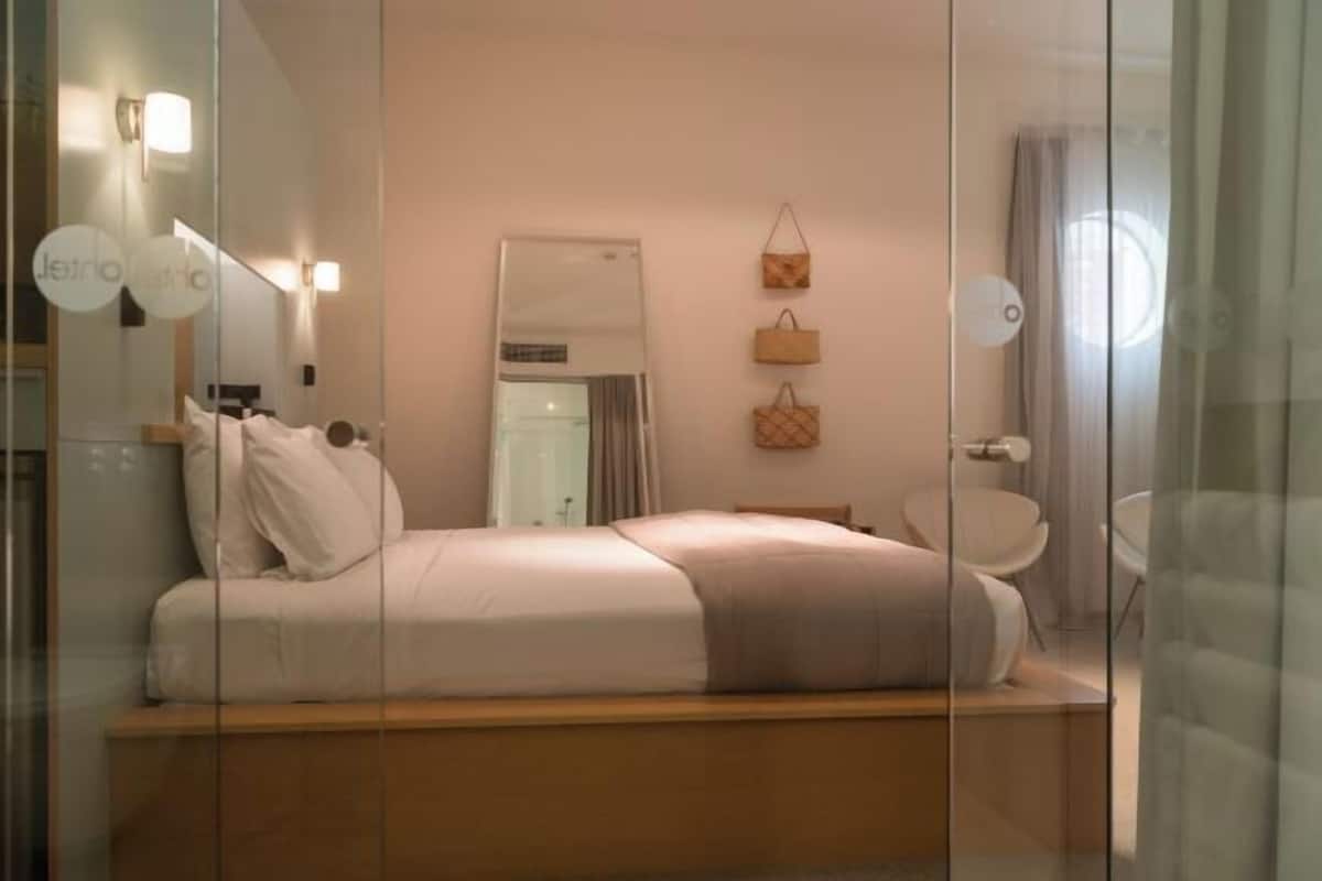 Bộ đồ giường kháng dị ứng, minibar, két bảo mật tại phòng, bàn