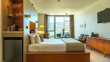 Suite estudio | Ropa de cama hipoalergénica, minibar, caja fuerte y escritorio