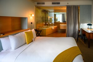 Deluxe | Bathroom | Eco-friendly toiletries, hair dryer, bathrobes, slippers - Ohtel Wellington (Wellington)