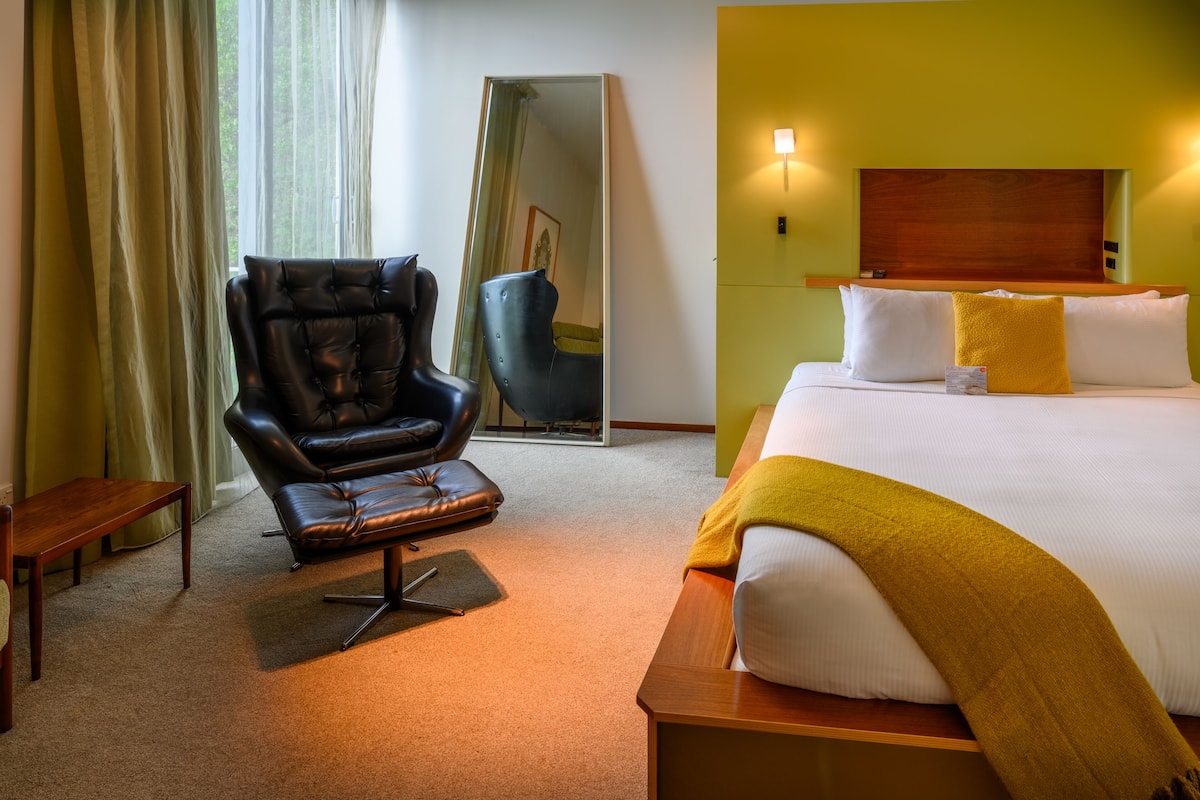 Phòng Deluxe, 1 giường cỡ king, không hút thuốc, bồn tắm | Bộ đồ giường kháng dị ứng, minibar, két bảo mật tại phòng, bàn