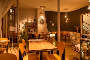 S'hi serveixen esmorzars, dinars, sopars i plats de cuina espanyola