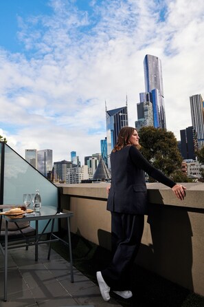 Queen Ensuite Room with Balcony and City View | Balcony