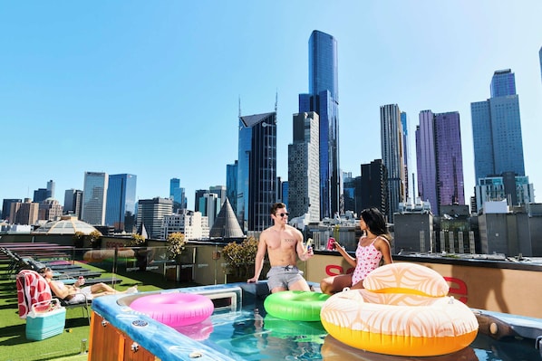 Outdoor spa tub - Space Hotel - Hostel (Melbourne)