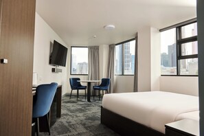 Executive/Spacious Queen Ensuite Room with City View | Bed sheets