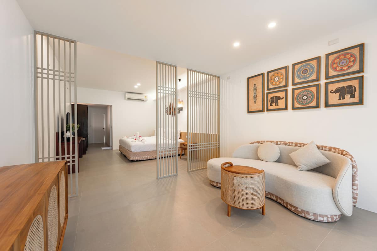 Royal kamer, balkon, tuin | Individueel gedecoreerd, individueel gemeubileerd, een bureau