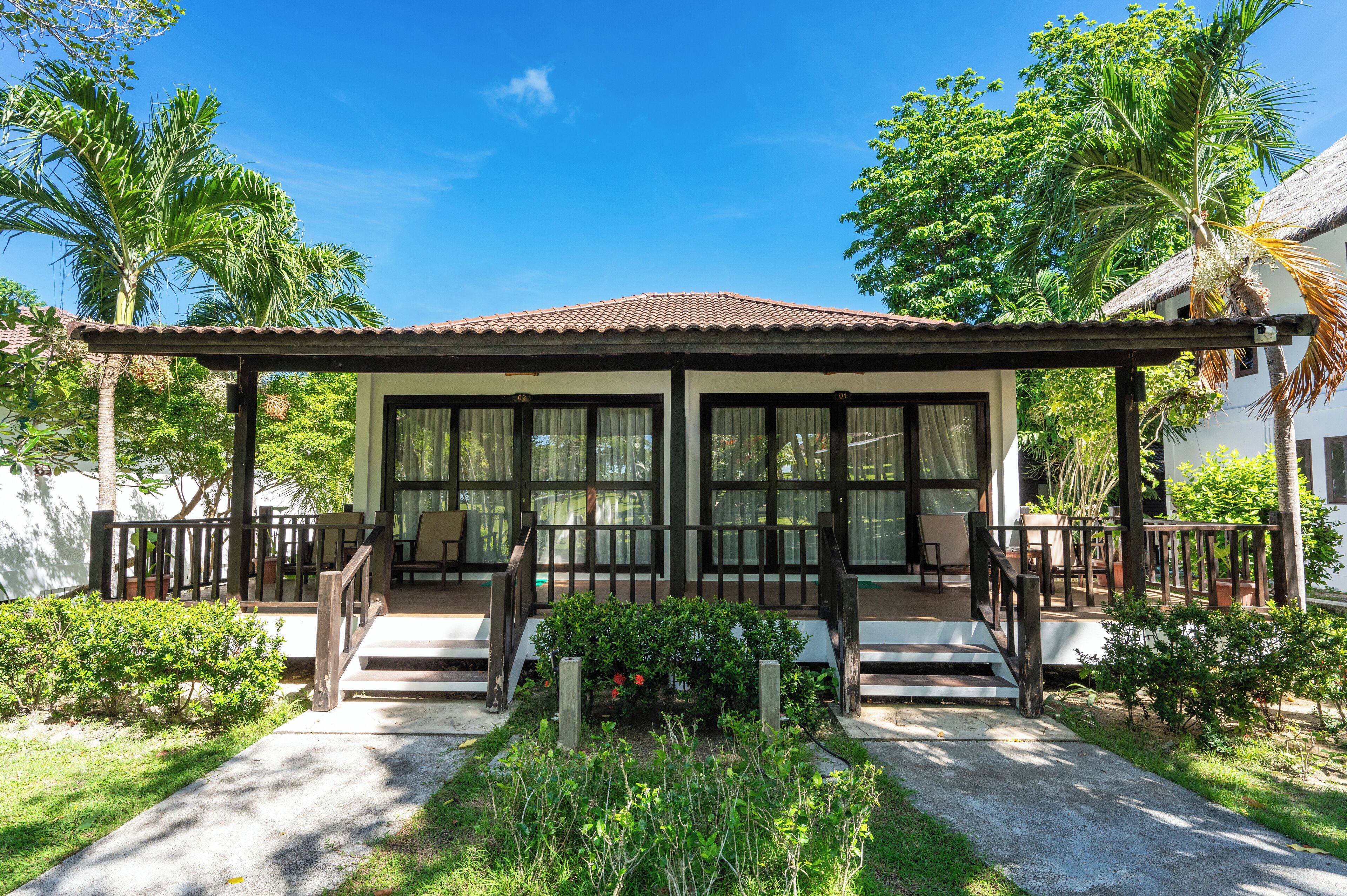 Royal Room, Balcony, Garden Area | Dihias secara berasingan, dilengkapkan perabot secara berasingan, meja 