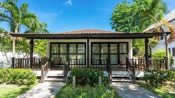 Habitación Royal, balcón, en el área del jardín | Decoración personalizada, muebles diferentes y escritorio