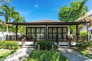Quarto real, sacada, no jardim | Individualmente decorados, individualmente mobiliados, escrivaninha