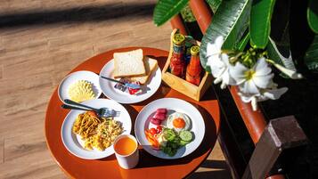 Desayuno buffet (THB 200 por persona)