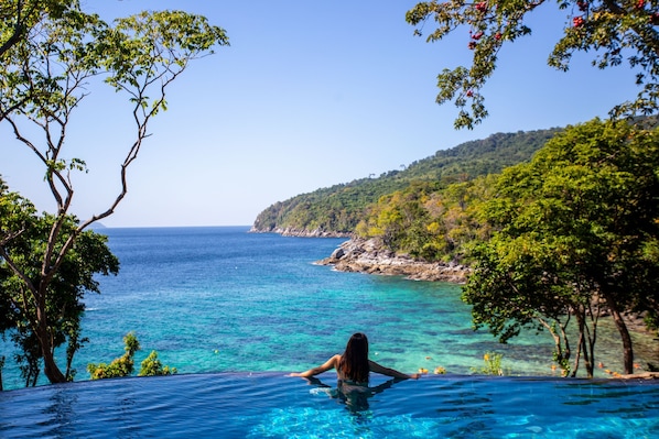 Außenpool, Sonnenschirme, Rettungsschwimmer vor Ort