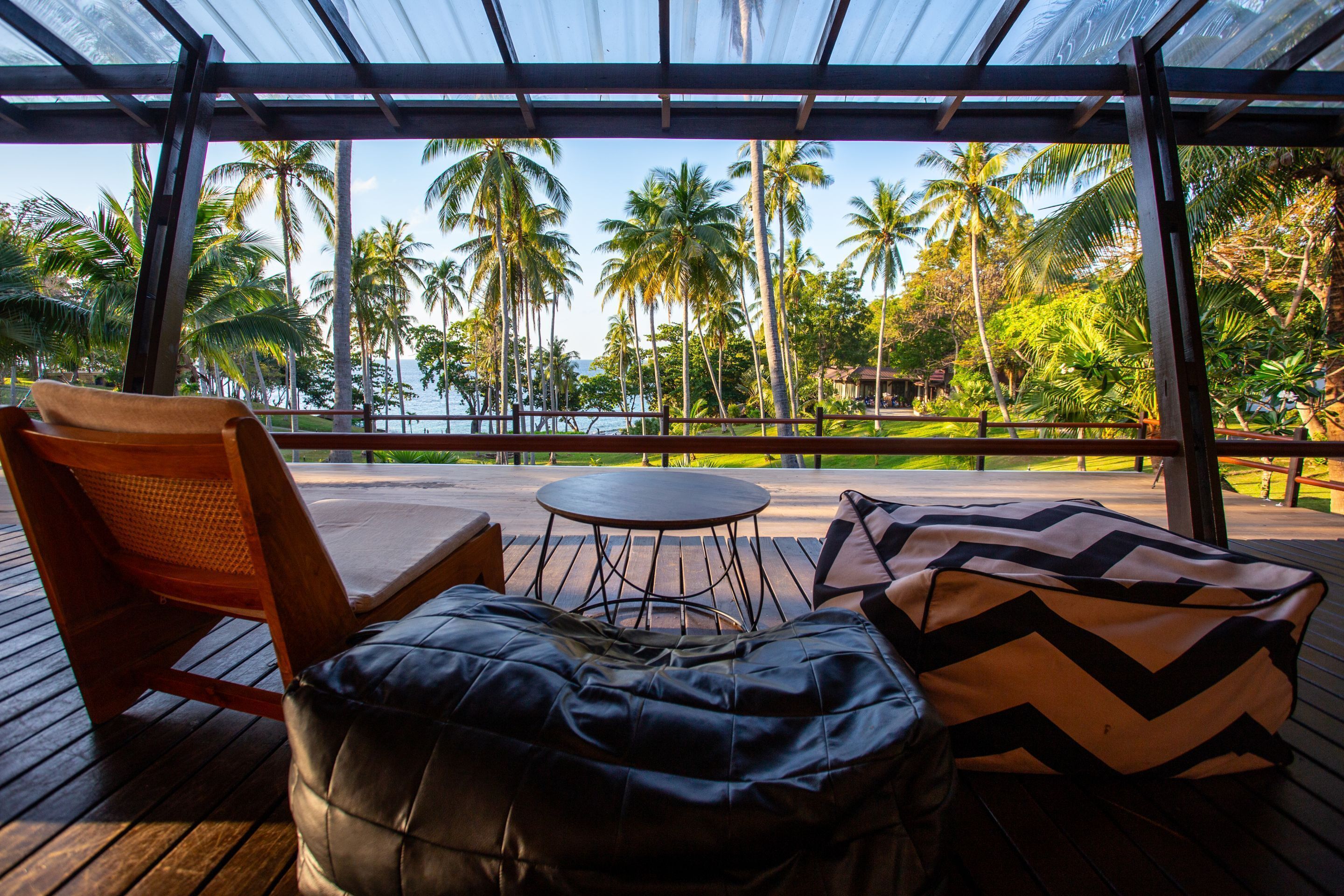 Colazione, aperto a pranzo e cena, cucina thai, con tavoli all'aperto 