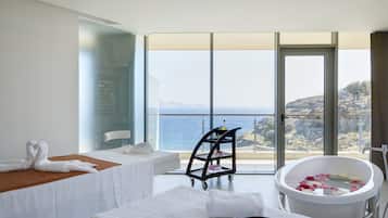 Couples treatment room(s), sauna, hot tub, steam room